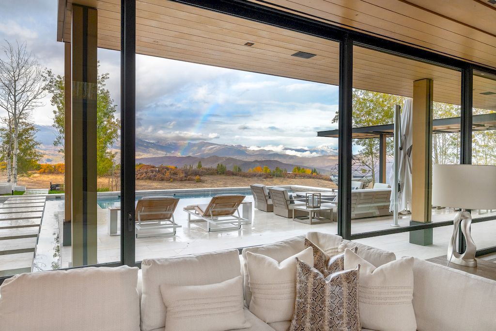Elk Range Overlook Connects with Outdoor Landscape CCY Architects