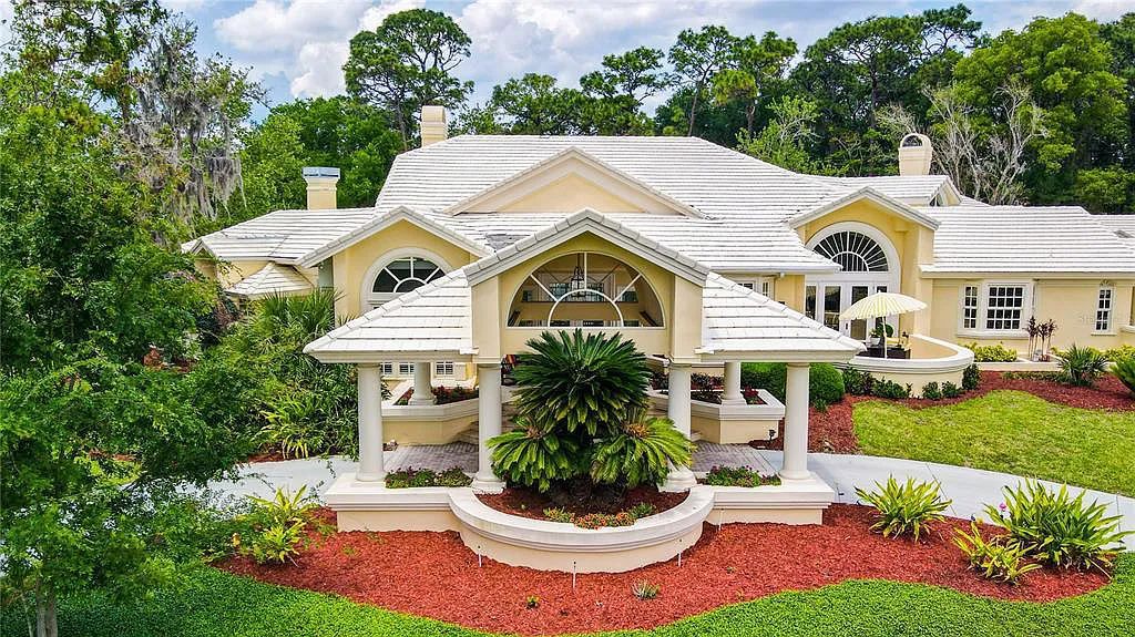Discover the stunning 6-bed, 8-bath estate at 400 Saddleworth Place in Lake Mary, Florida. Situated on 2.82 acres within Heathrow's premier community, this custom-built home offers over 9,000 sqft of luxurious living space.