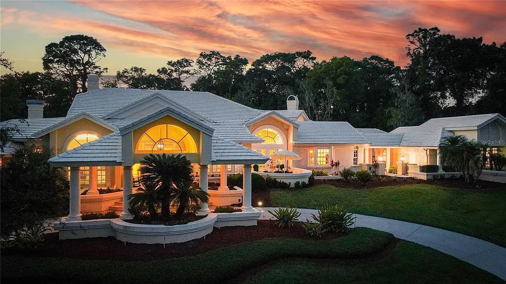 Discover the stunning 6-bed, 8-bath estate at 400 Saddleworth Place in Lake Mary, Florida. Situated on 2.82 acres within Heathrow's premier community, this custom-built home offers over 9,000 sqft of luxurious living space.