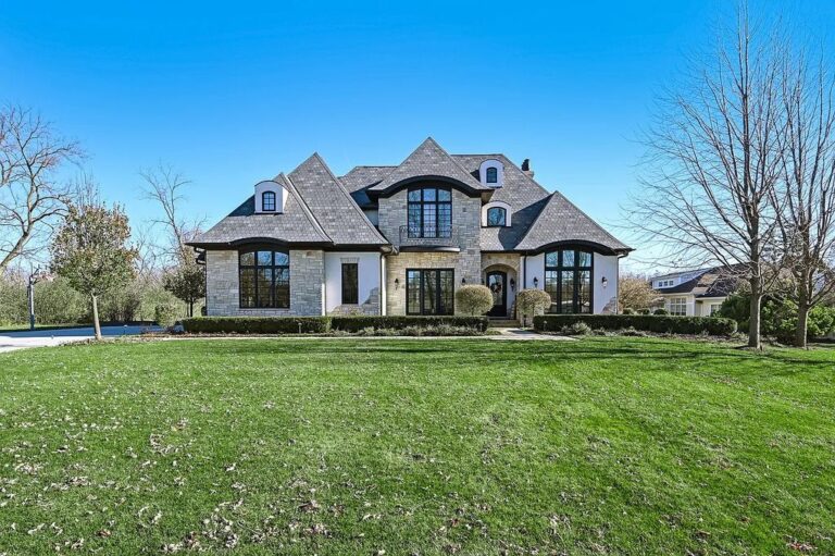 Exquisite Downers Grove, IL Property with Unparalleled Quality and Rich