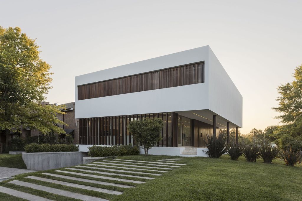 House at El Alfalfar creates nature landscape connection by Fallone Studio