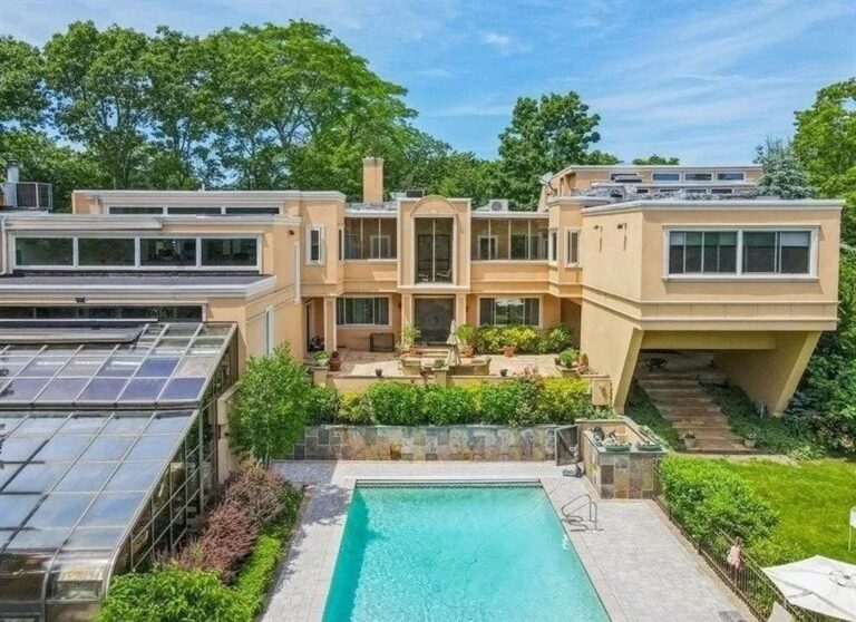 Live in Splendor Exceptional Mansion for Sale in Hewlett Bay Park, NY