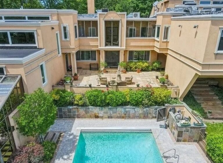 Live in Splendor Exceptional Mansion for Sale in Hewlett Bay Park, NY