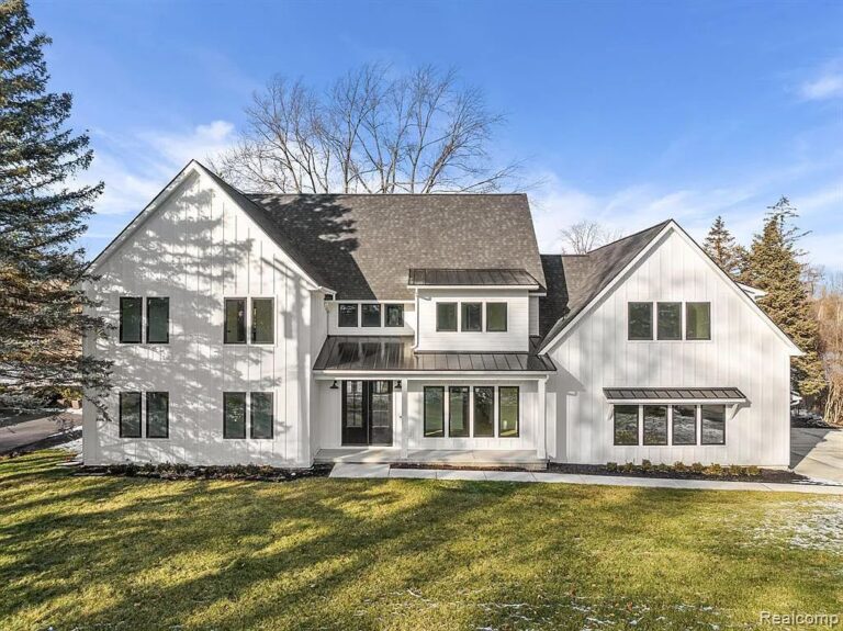 Live in Style: Beautifully Designed Waterfront Home in Bloomfield Hills, MI on Market for $2,350,000