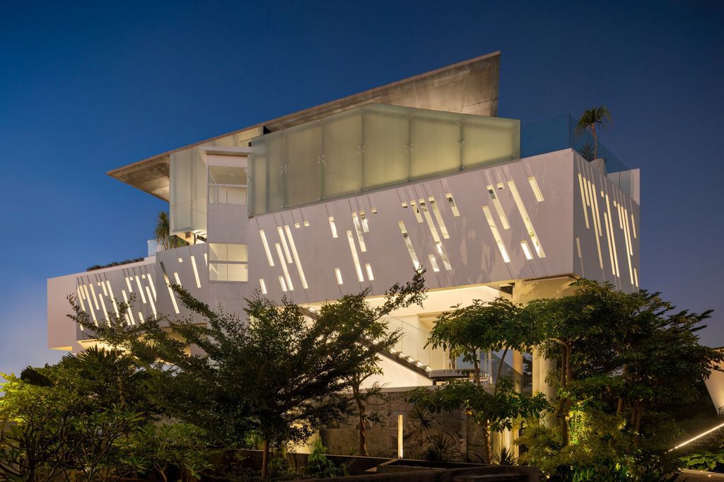 Luke House, an Impressive Luxury Project by Budipradono Architects