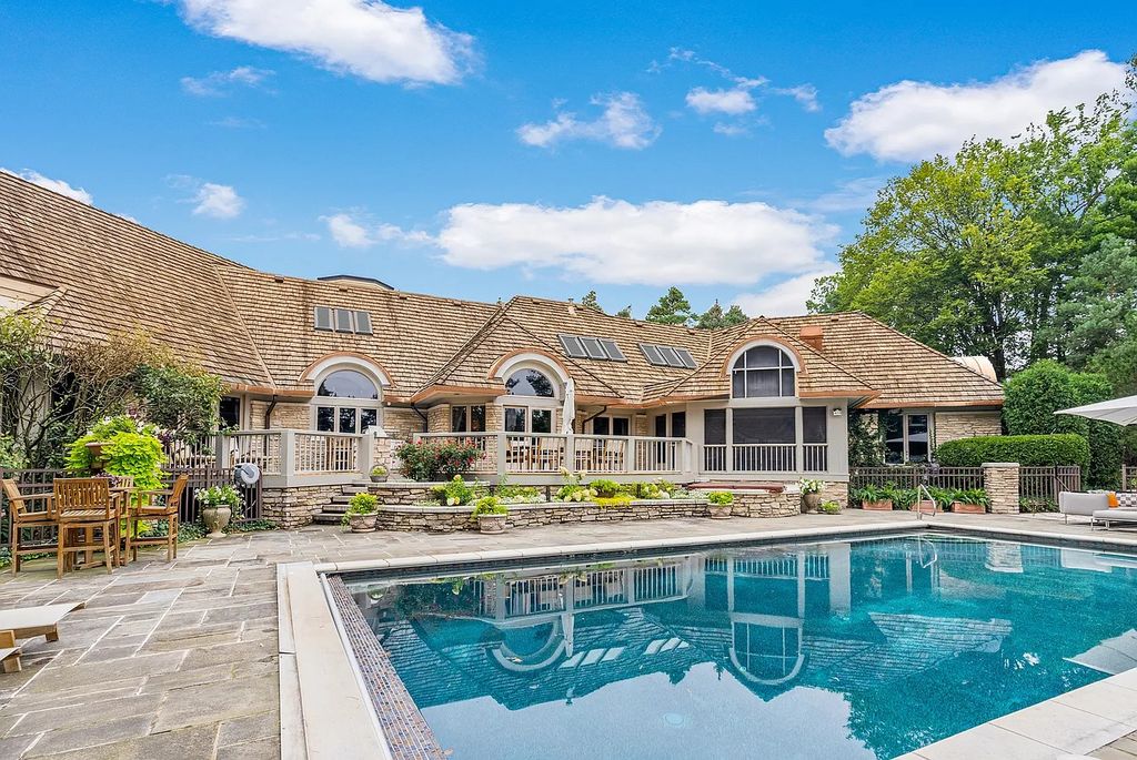 Magnificent $3.579M Residence in North Barrington, IL Offers Enchanting Entertainment Spaces and a Peaceful Sanctuary for Relaxation