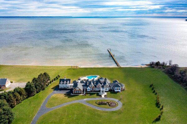 Stunning Waterfront Retreat in Stevensville, Maryland Boasts Awe ...