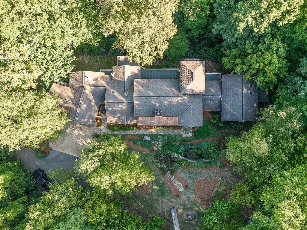 This $3,350,000 Beautiful Estate in Brentwood, TN Features Unique Design Elements in a Stunning Views of Surrounding Hills and Valleys