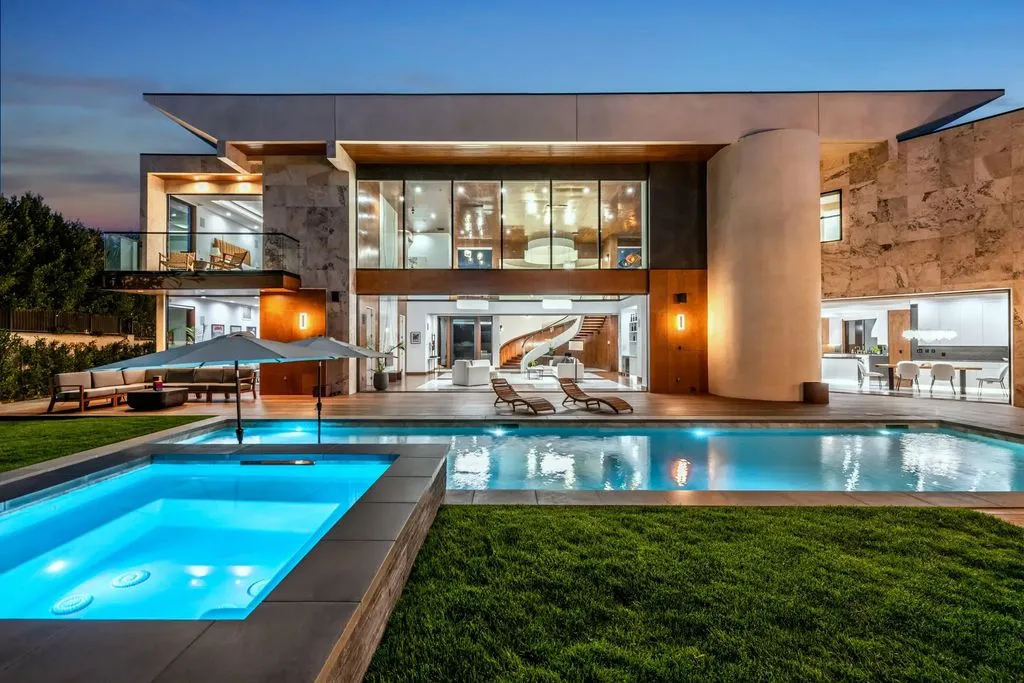 11075 W Sunset Boulevard Home in Los Angeles, California. Introducing an exquisite newly constructed Contemporary estate located in the prestigious lower Bel Air area. This stunning property, spread over an expansive half-acre lot, offers breathtaking city, canyon, and ocean views. Designed with both entertainment and luxury in mind, this home combines warm organic elements with cutting-edge smart home technology, providing an unparalleled Los Angeles lifestyle experience.