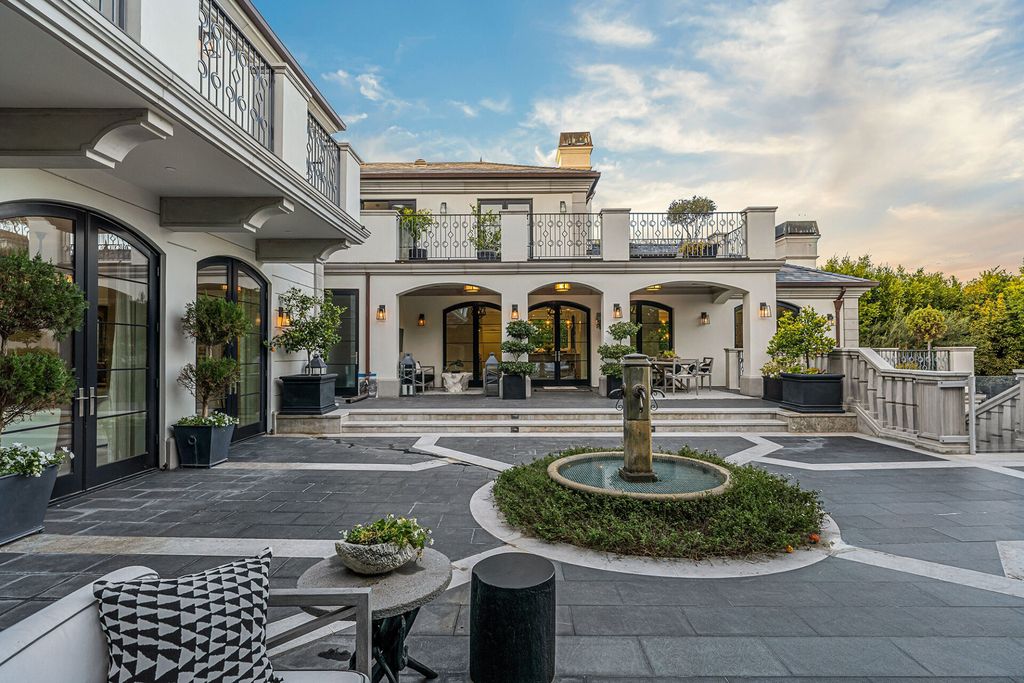 118 S Cliffwood Avenue Home in Los Angeles, California. This exquisite European-style gated villa compound located in the prestigious Brentwood Park community offers luxurious living at its finest. With seamless indoor-outdoor flow, the sun-drenched living spaces are perfect for entertaining guests. 