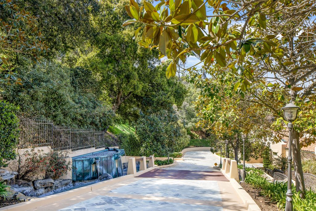 16405 Mulholland Drive Home in Los Angeles, California. This Richard Landry-designed estate is a luxurious property located on a gated promontory on Mulholland Drive. With 4 bedrooms and 7 bathrooms, the home boasts state-of-the-art technology and superior materials throughout. 