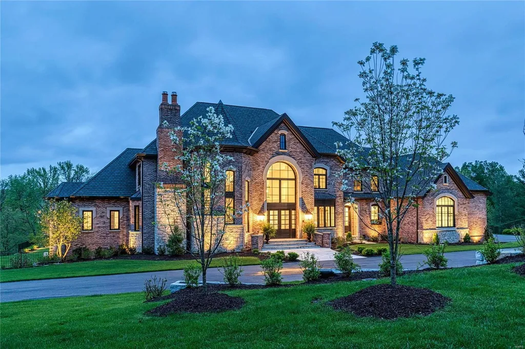 23 Brookwood Road Home in Saint Louis, Missouri. This remarkable residence showcases a grand two-story foyer, a library-paneled study, an elegant dining room, and a stunning great room with Palladian windows and a wet bar. The designer kitchen boasts quartzite countertops and commercial-grade appliances, while the master bedroom suite offers a marble bath and a private deck. 