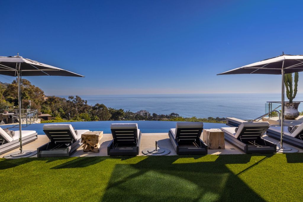 31401 Mar Vista Avenue Home in Laguna Beach, California. Located just minutes away from the prestigious Montage Laguna Beach resort, this unparalleled estate is situated in Southern California, offering stunning views of the Pacific Ocean and access to secluded beaches. Spread across 12 acres of native California landscape, this thoughtfully constructed property showcases exquisite design, abundant natural light, and a seamless integration with the surrounding environment.