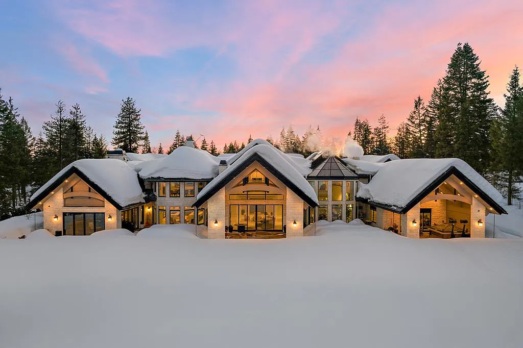 649 Migratory Ridge Home in McCall, Idaho. Indulge in the epitome of luxury living with this elegant custom estate boasting awe-inspiring vistas of Payette Lake and the surrounding mountains. Designed to impress and entertain, this home offers an array of exceptional features and exquisite details.