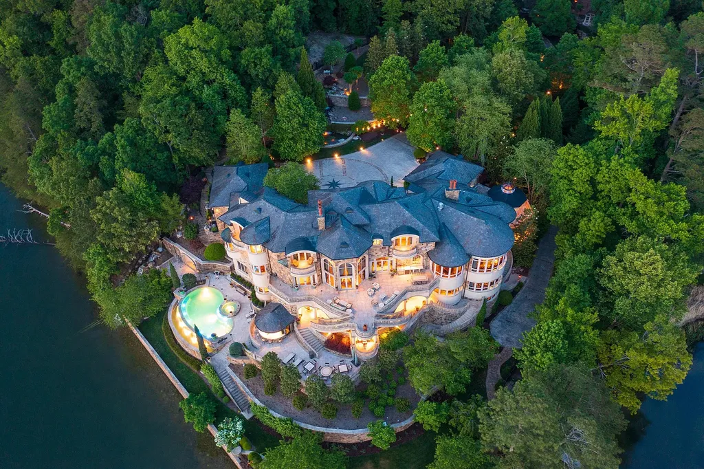 6500 Solitude Drive Home in Chattanooga, Tennessee. Presenting Chateau des Reves, a magnificent estate that embodies the essence of luxury and serves as a testament to timeless quality. Nestled behind gated privacy and sprawling across vast acreage, this extraordinary property offers an abundance of year-round deep water frontage with awe-inspiring views and direct access to the Gulf of Mexico. 