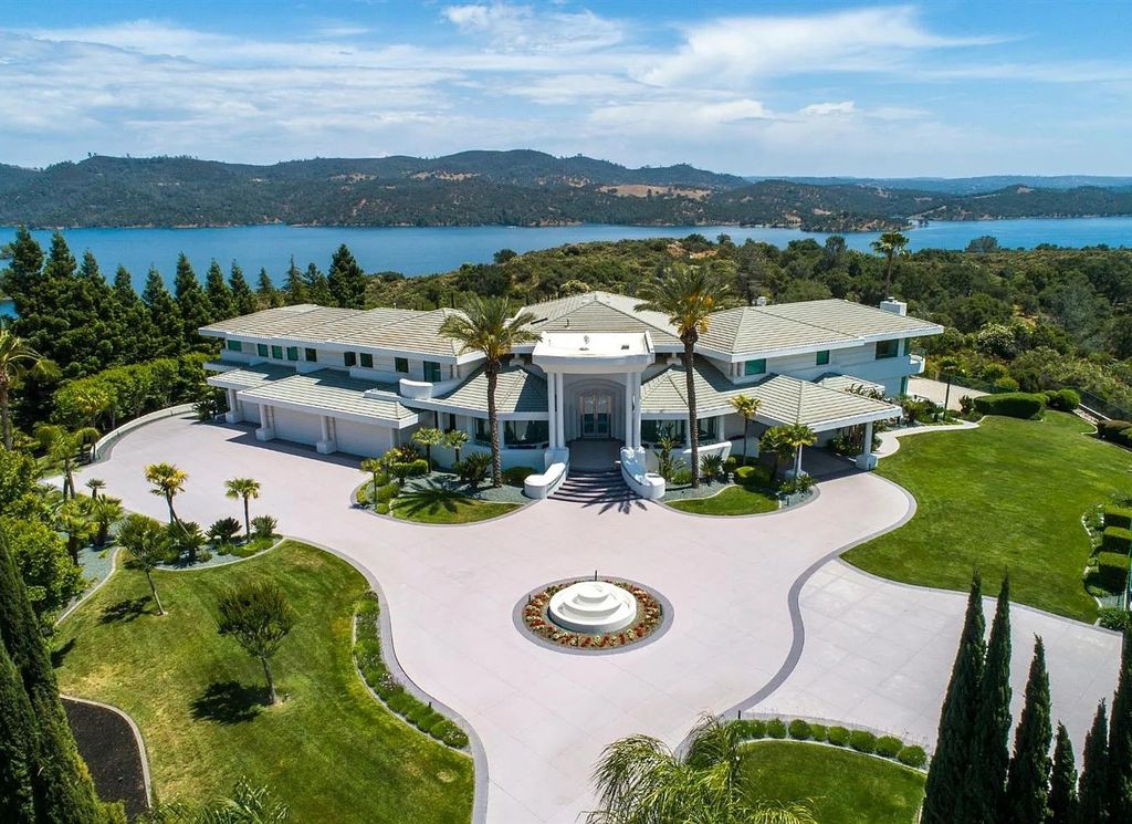 9125 Vista De Lago Court Home in Granite Bay, California. This grand estate is located at the highest point of Los Lagos, providing breathtaking views of Folsom Lake, the Sierra Nevada Mountains, and the Sacramento skyline. The main house boasts over 11,500 square feet while the guest house offers an additional 5,200 square feet.