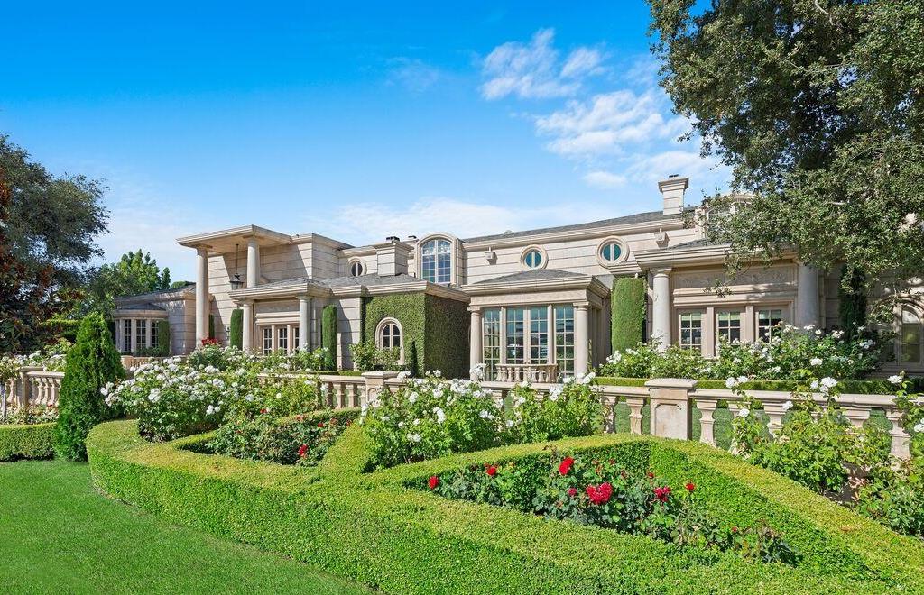 996 Vista Ridge Lane Home in Westlake Village, California. Nestled within the exclusive and secure North Ranch Country Club Estates is an awe-inspiring contemporary residence, boasting a blend of modern design and French provincial charm. Spanning an impressive 12,988 square feet, this remarkable home comprises five bedrooms and seven bathrooms, adorned with a myriad of distinctive custom elements.