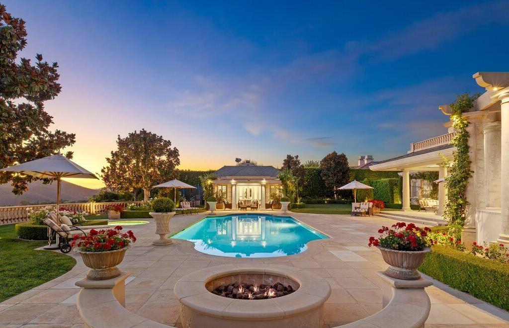 996 Vista Ridge Lane Home in Westlake Village, California. Nestled within the exclusive and secure North Ranch Country Club Estates is an awe-inspiring contemporary residence, boasting a blend of modern design and French provincial charm. Spanning an impressive 12,988 square feet, this remarkable home comprises five bedrooms and seven bathrooms, adorned with a myriad of distinctive custom elements.