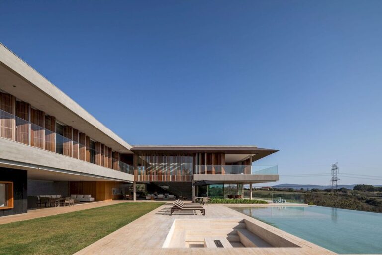 AP House in Brazil, a Fluid Dialogue with Nature by Patricia Bergantin