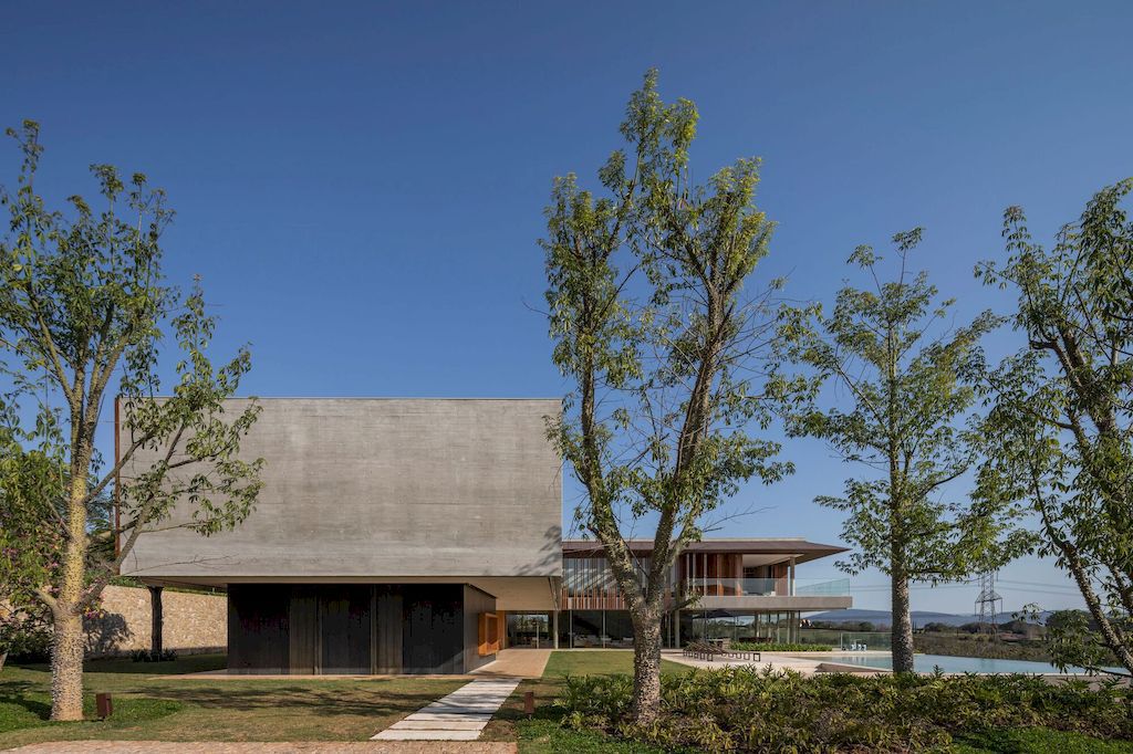 AP House in Brazil, a Fluid Dialogue with Nature by Patricia Bergantin