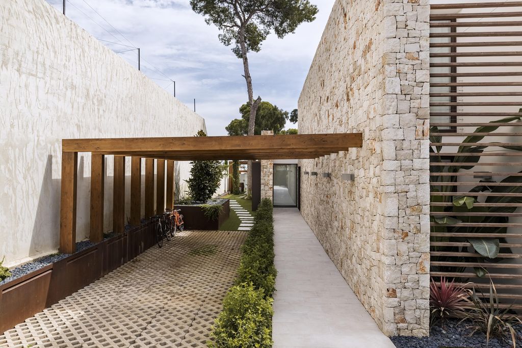 Casa R Created from two Parallel Stone Walls by Ascoz Arquitectura