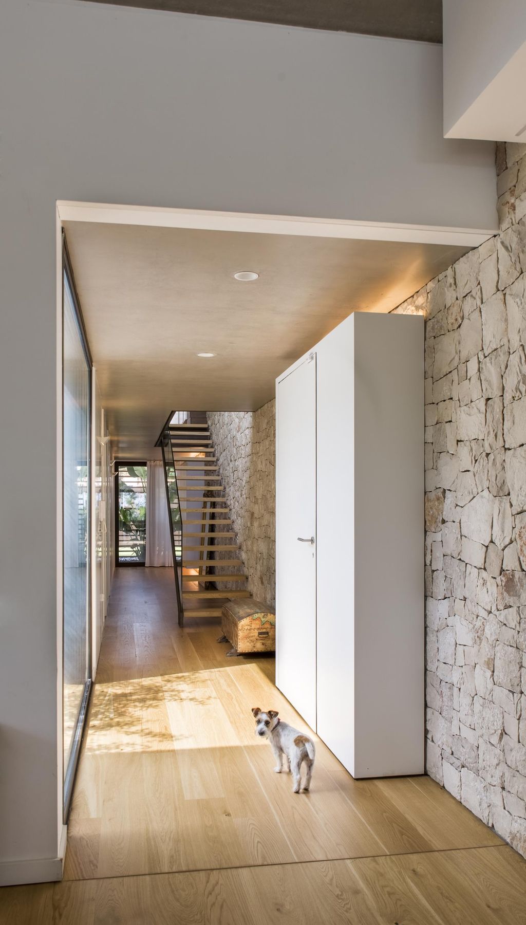 Casa R Created from two Parallel Stone Walls by Ascoz Arquitectura