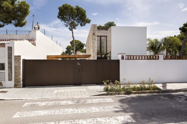 Casa R Created from two Parallel Stone Walls by Ascoz Arquitectura