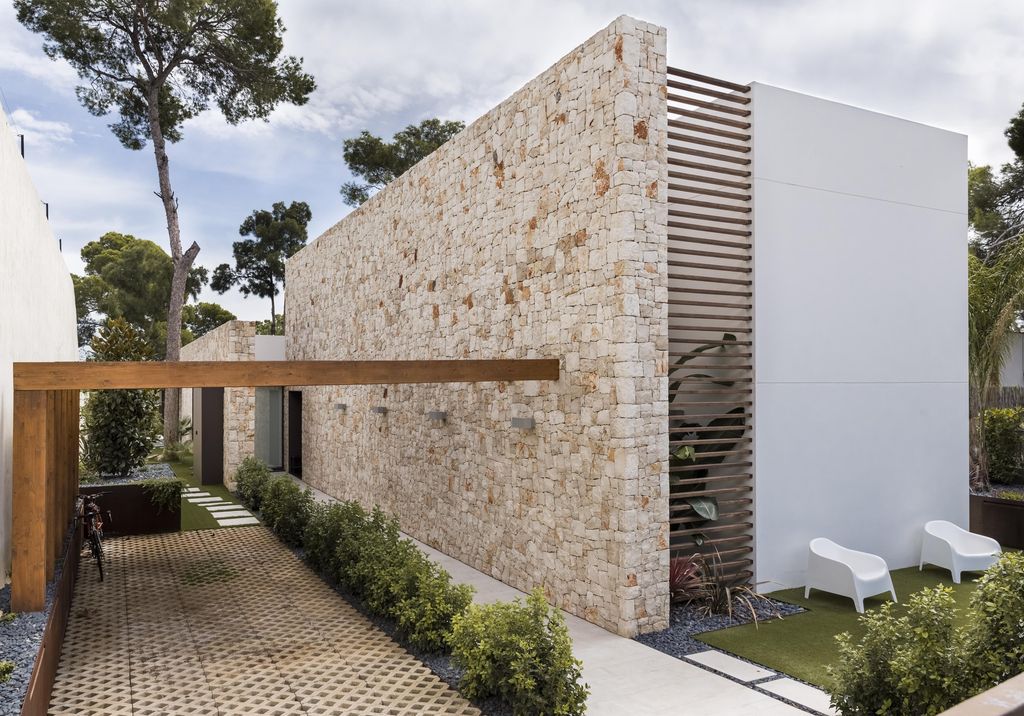 Casa R Created from two Parallel Stone Walls by Ascoz Arquitectura