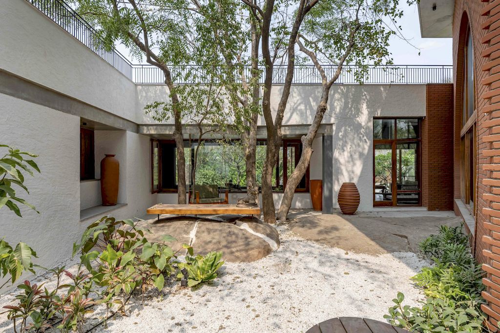 Daaji’s Home, Seamlessly Integrated with Nature by The Grid Architects