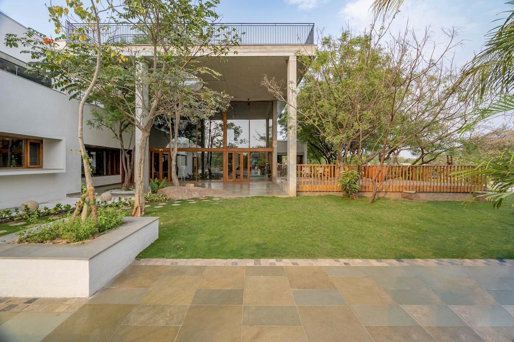 Daaji’s Home, Seamlessly Integrated with Nature by The Grid Architects