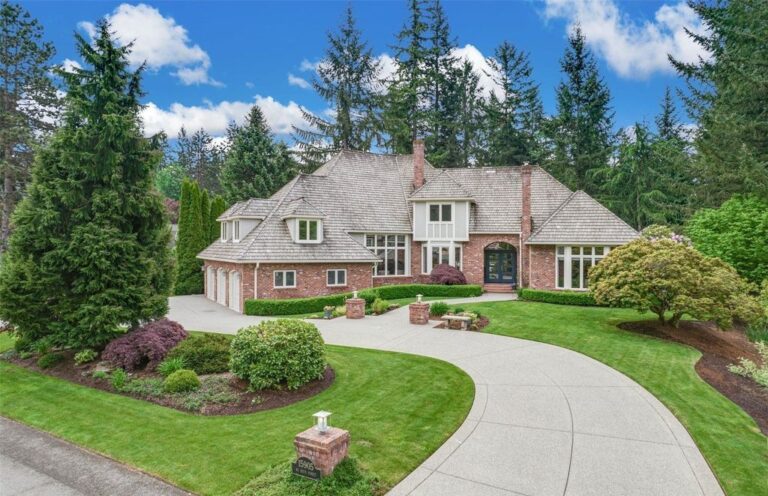 Experience the Perfect Blend of Casual Living and Natural Beauty in this Breathtaking Redmond, WA Home – Listing Price: $2.868M