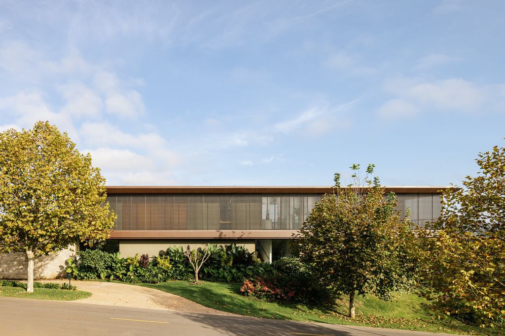 LSK Baroneza House blends into nature by Gálvez & Márton Arquitetura
