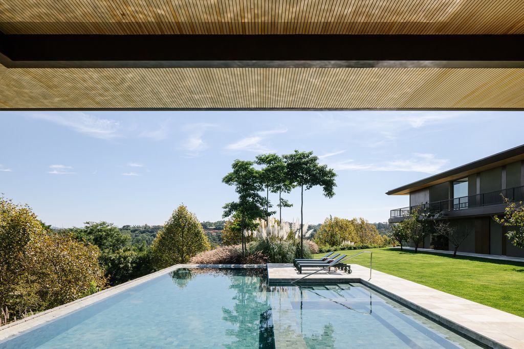 LSK Baroneza House blends into nature by Gálvez & Márton Arquitetura
