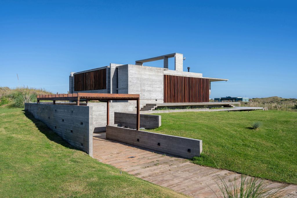 Médanos House in Argentina by Besonias Almeida Arquitectos