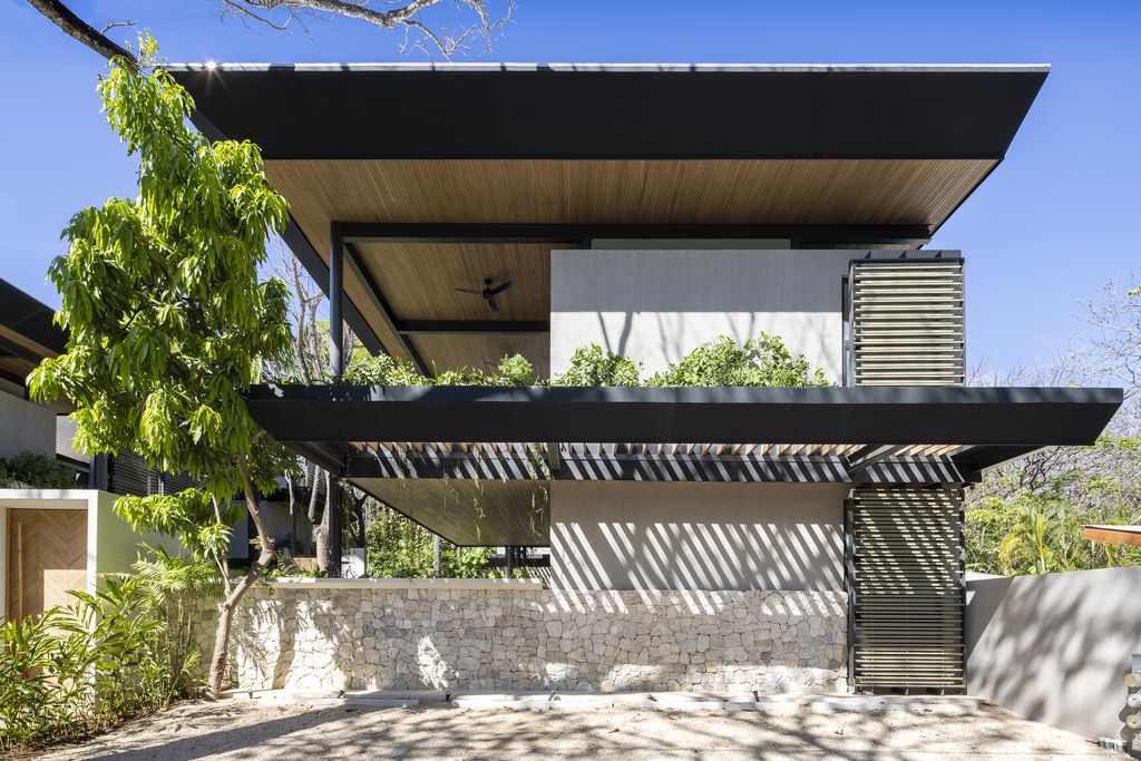 Quin Surf Residence, Gracefully Intertwine with Nature by Studio Saxe