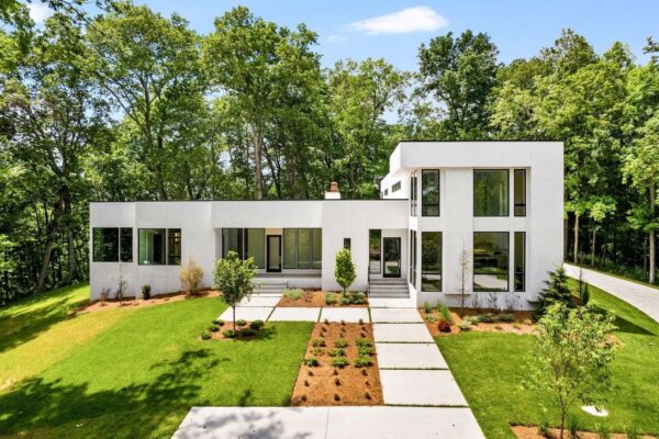 Sophisticated Franklin, TN Home Showcasing Unparalleled Elegance and Craftsmanship – Priced at $3,599,999