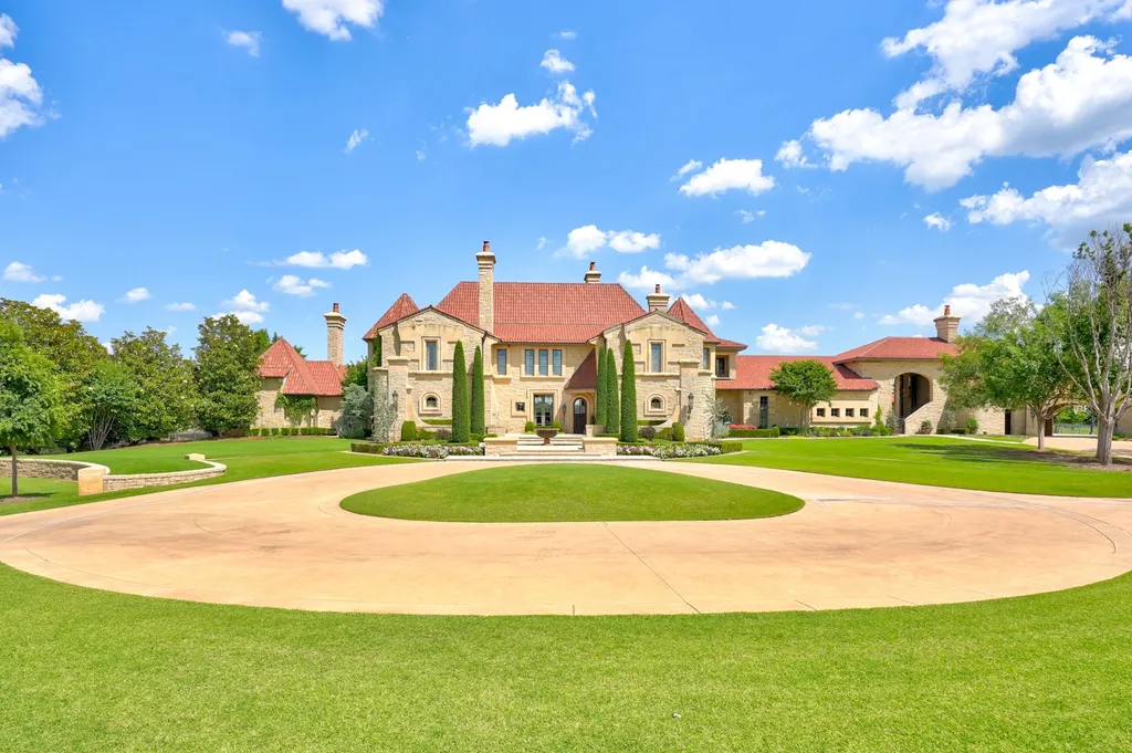 14200 Gaillardia Lane Home in Oklahoma City, Oklahoma. Nestled within the prestigious and privately gated Gaillardia Estates, this extraordinary estate designed by Jim Frazier is a true masterpiece. Situated on 3 private acres, it offers breathtaking panoramic views of holes #3 and #10 on the acclaimed Arthur Hill's Gaillardia Golf Course.