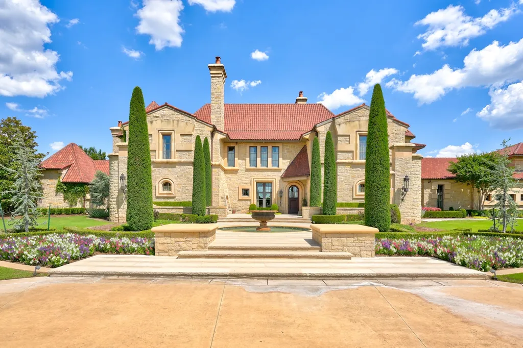 14200 Gaillardia Lane Home in Oklahoma City, Oklahoma. Nestled within the prestigious and privately gated Gaillardia Estates, this extraordinary estate designed by Jim Frazier is a true masterpiece. Situated on 3 private acres, it offers breathtaking panoramic views of holes #3 and #10 on the acclaimed Arthur Hill's Gaillardia Golf Course.
