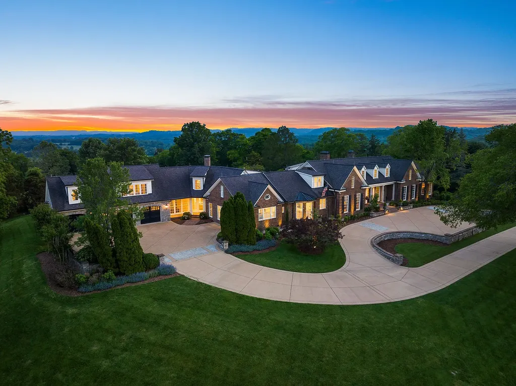 1577 Moran Road Home in Franklin, Tennessee. Bella Vista represents a rare opportunity to own a truly exceptional property where luxury, privacy, and natural splendor converge. Immerse yourself in the tranquility of this exquisite retreat and experience the epitome of refined living.