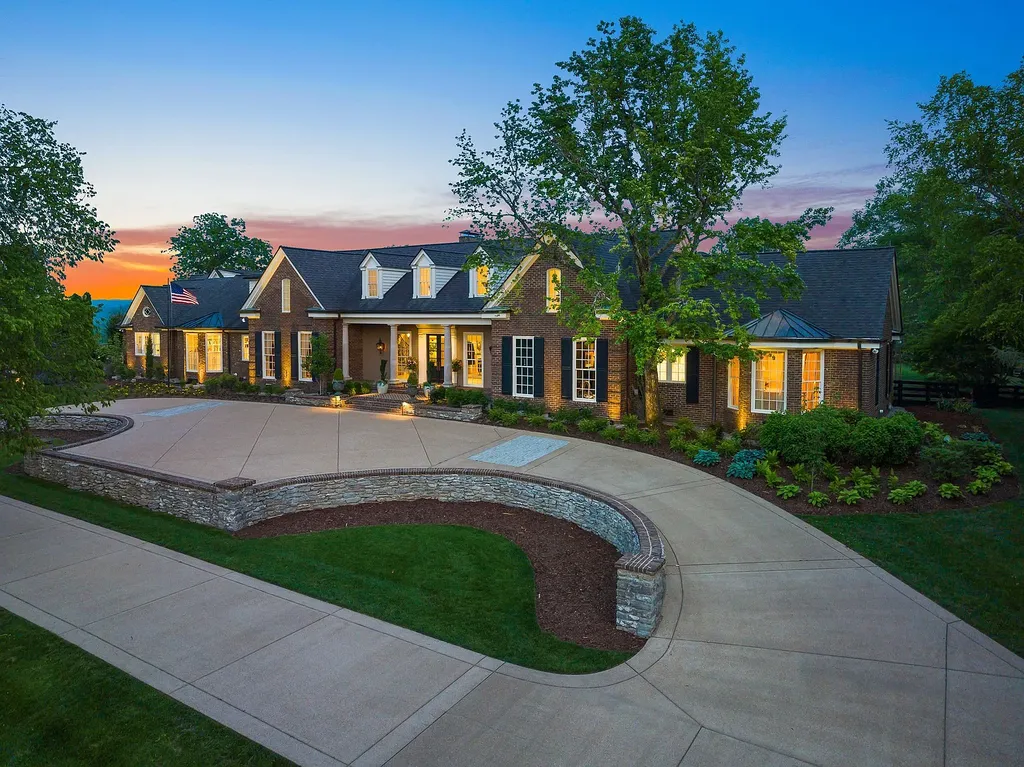 1577 Moran Road Home in Franklin, Tennessee. Bella Vista represents a rare opportunity to own a truly exceptional property where luxury, privacy, and natural splendor converge. Immerse yourself in the tranquility of this exquisite retreat and experience the epitome of refined living.