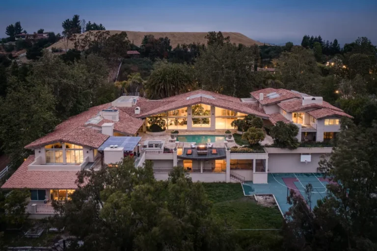 Awe-Inspiring Hidden Hills Estate: A Luxurious Haven of Design and Serenity is Asking for $22,750,000