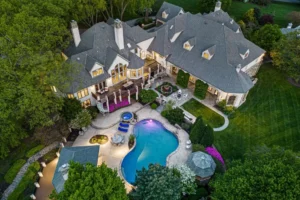 A Captivating and Luxurious Estate on an Expansive 8-Acre Lot Asks $4,200,000 in Wilmington, Delaware
