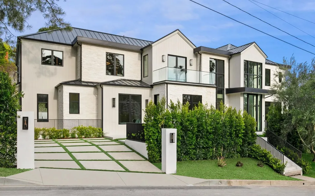 550 Hanley Avenue Home in Los Angeles, California. Step into the world of opulence and refined living at 550 Hanley Ave, an exceptional property located in the highly sought-after Brentwood neighborhood. Designed by renowned architect Ken Ungar, this brand-new transitional masterpiece showcases impeccable style and top-notch craftsmanship. With over 10,750 square feet of living space, this estate-quality residence presents a seamless blend of East Coast elegance and California cool.