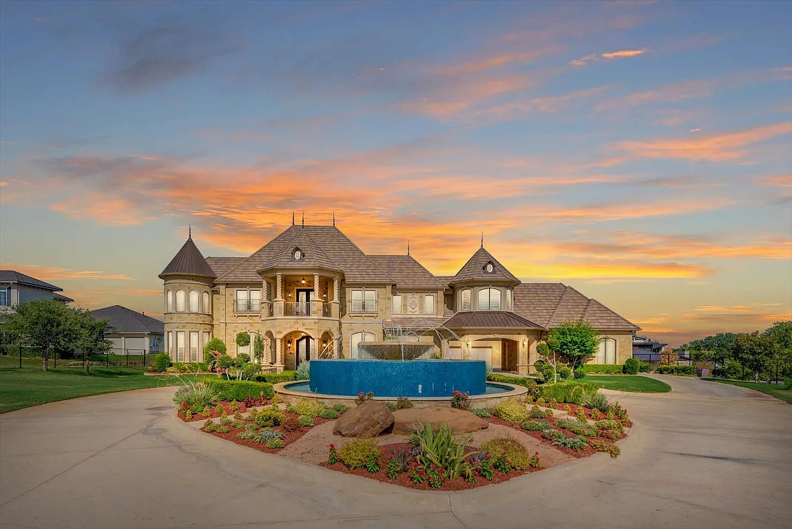 841 S White Chapel Boulevard Home in Southlake, Texas. Step into a world of elegance and opulence at this extraordinary estate in Southlake. Nestled on over 2 acres of meticulously manicured grounds, this gated residence showcases architectural brilliance and timeless charm.