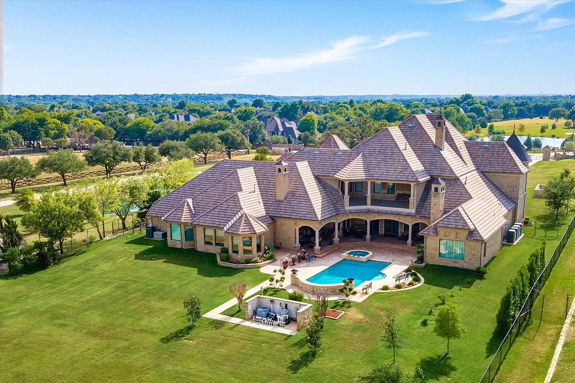 841 S White Chapel Boulevard Home in Southlake, Texas. Step into a world of elegance and opulence at this extraordinary estate in Southlake. Nestled on over 2 acres of meticulously manicured grounds, this gated residence showcases architectural brilliance and timeless charm.