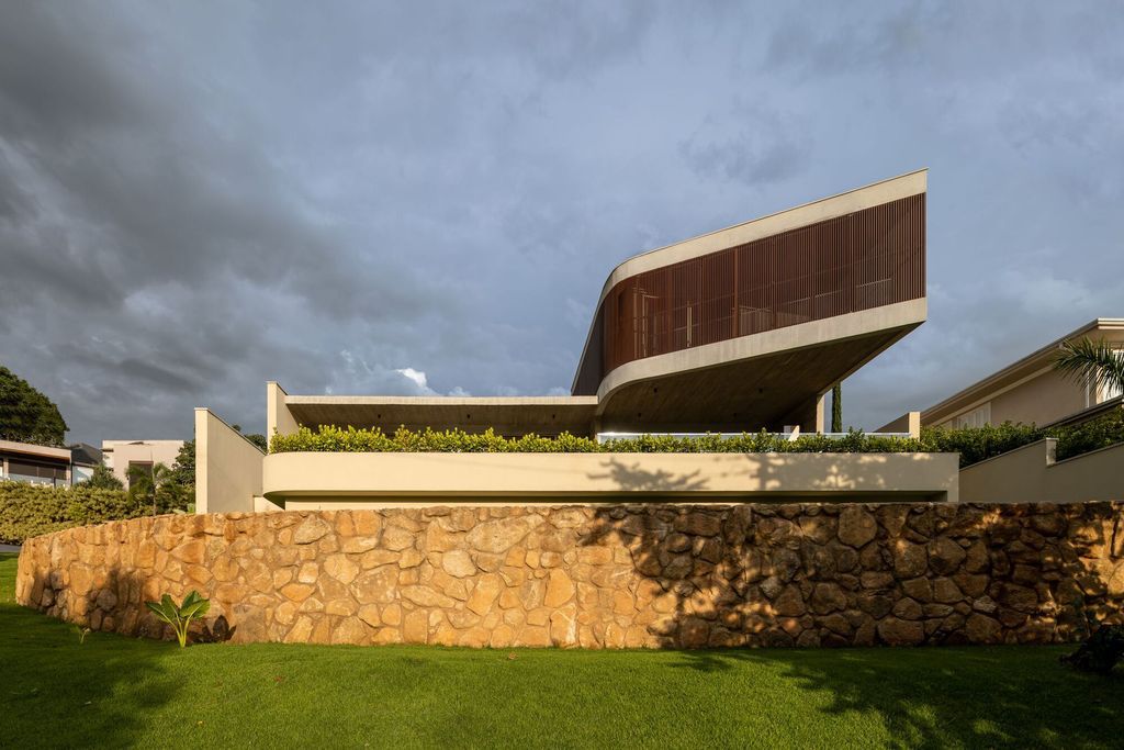 Axial House, harmonious connection with surroundings by TAU Arquitetos