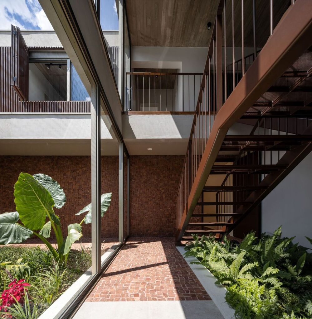 Axial House, harmonious connection with surroundings by TAU Arquitetos