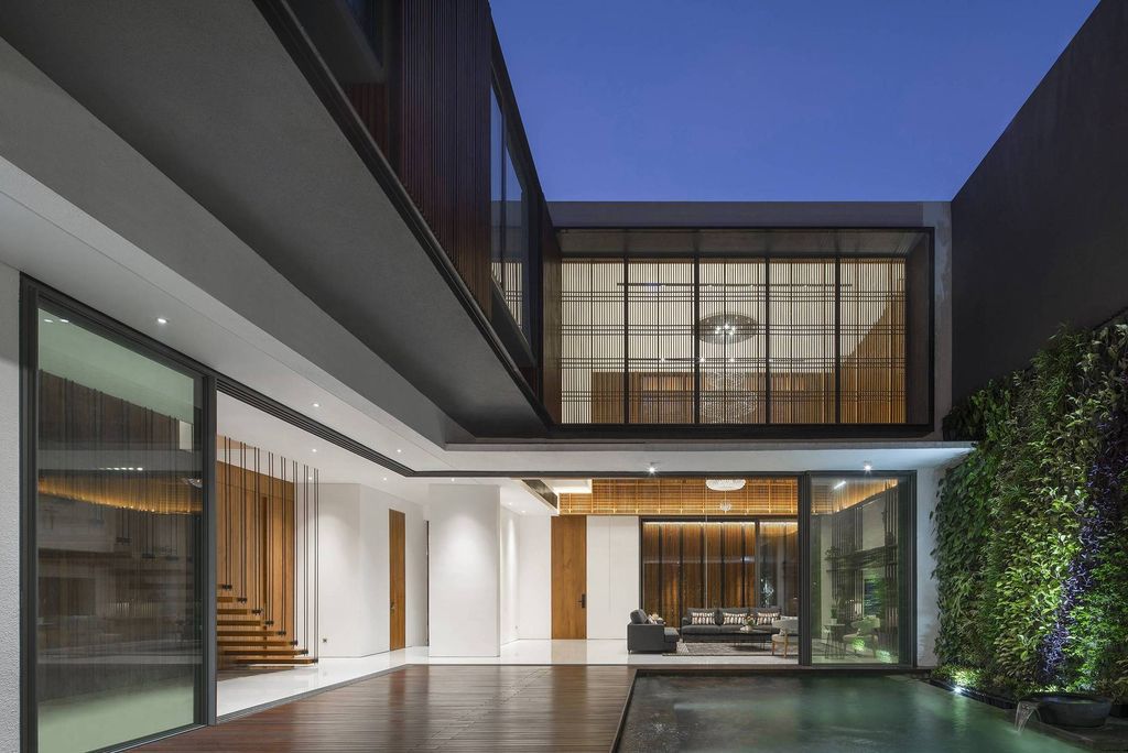 Between 2 Courtyards House offers Serene and Relaxing Spaces by Eben