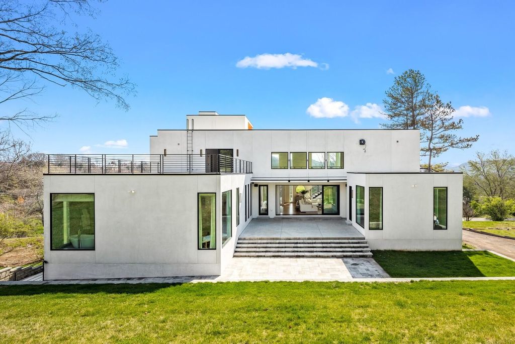 Captivating Modern Hillside Residence with Panoramic Views and Cutting-Edge Automation in Nashville, TN Listed at $6 Million