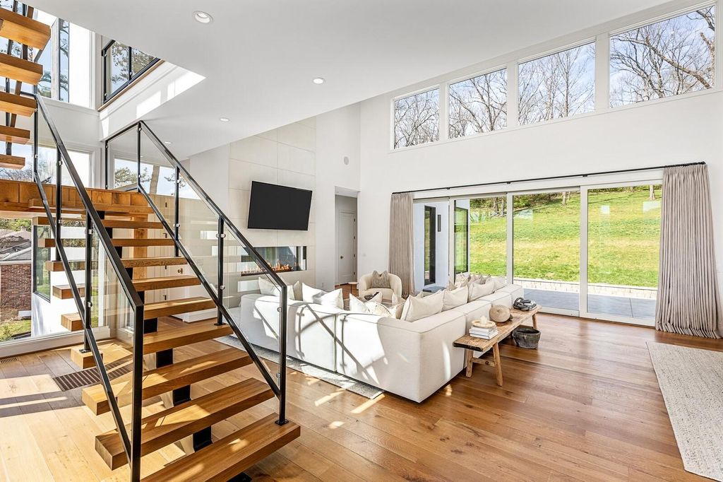 Captivating Modern Hillside Residence with Panoramic Views and Cutting-Edge Automation in Nashville, TN Listed at $6 Million